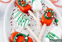 How to Make Festive Christmas Cakesicles