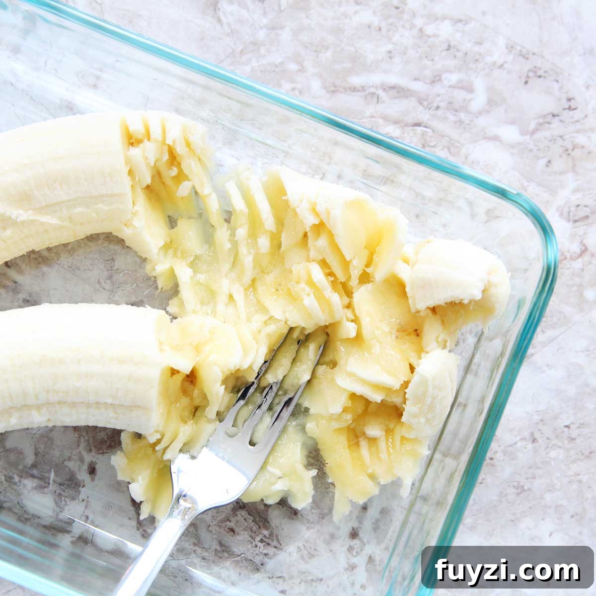 Mashed bananas with a fork