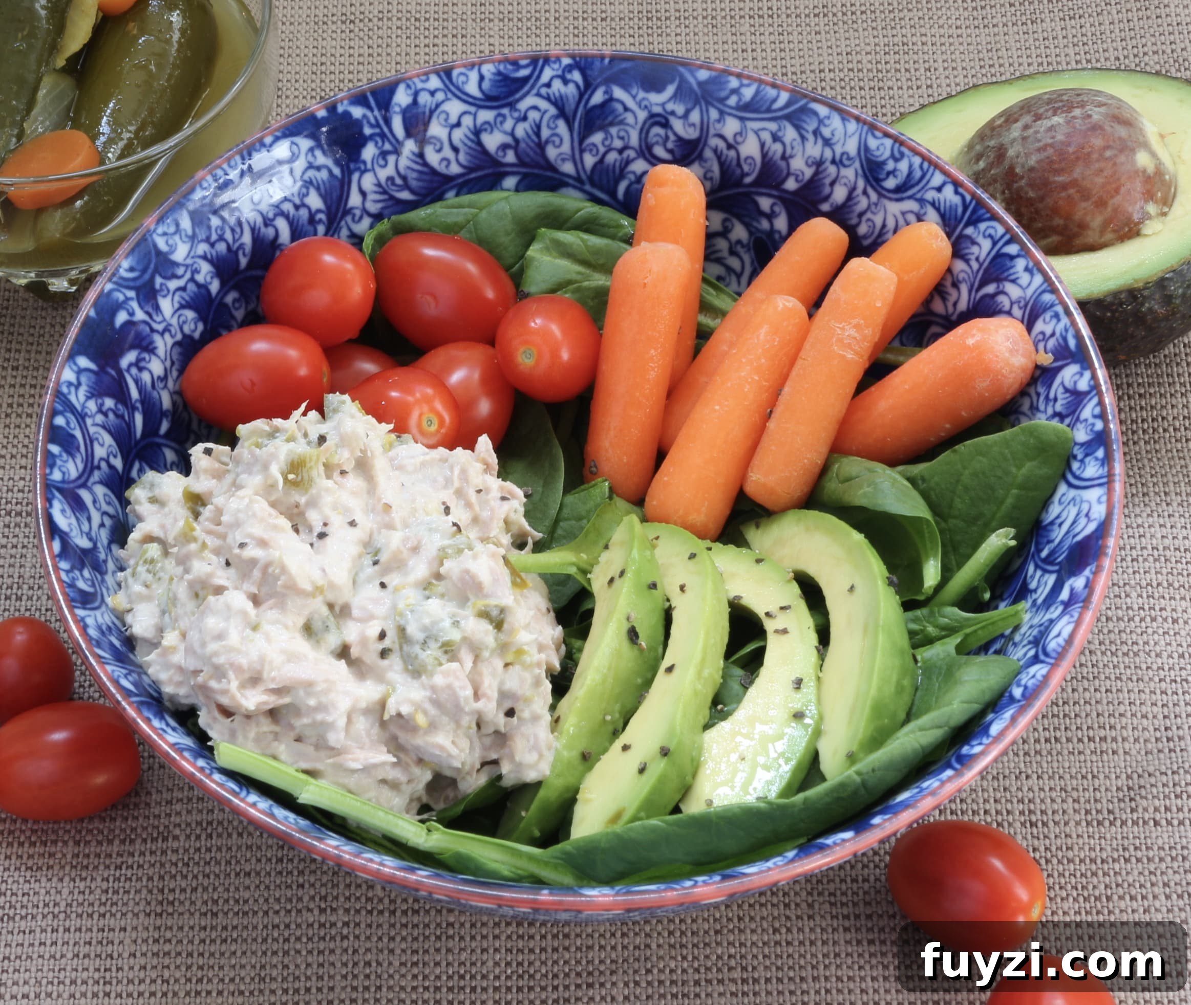 easy Whole30 tuna salad lunch bowl #tunasalad #easylunch #whole30lunch
