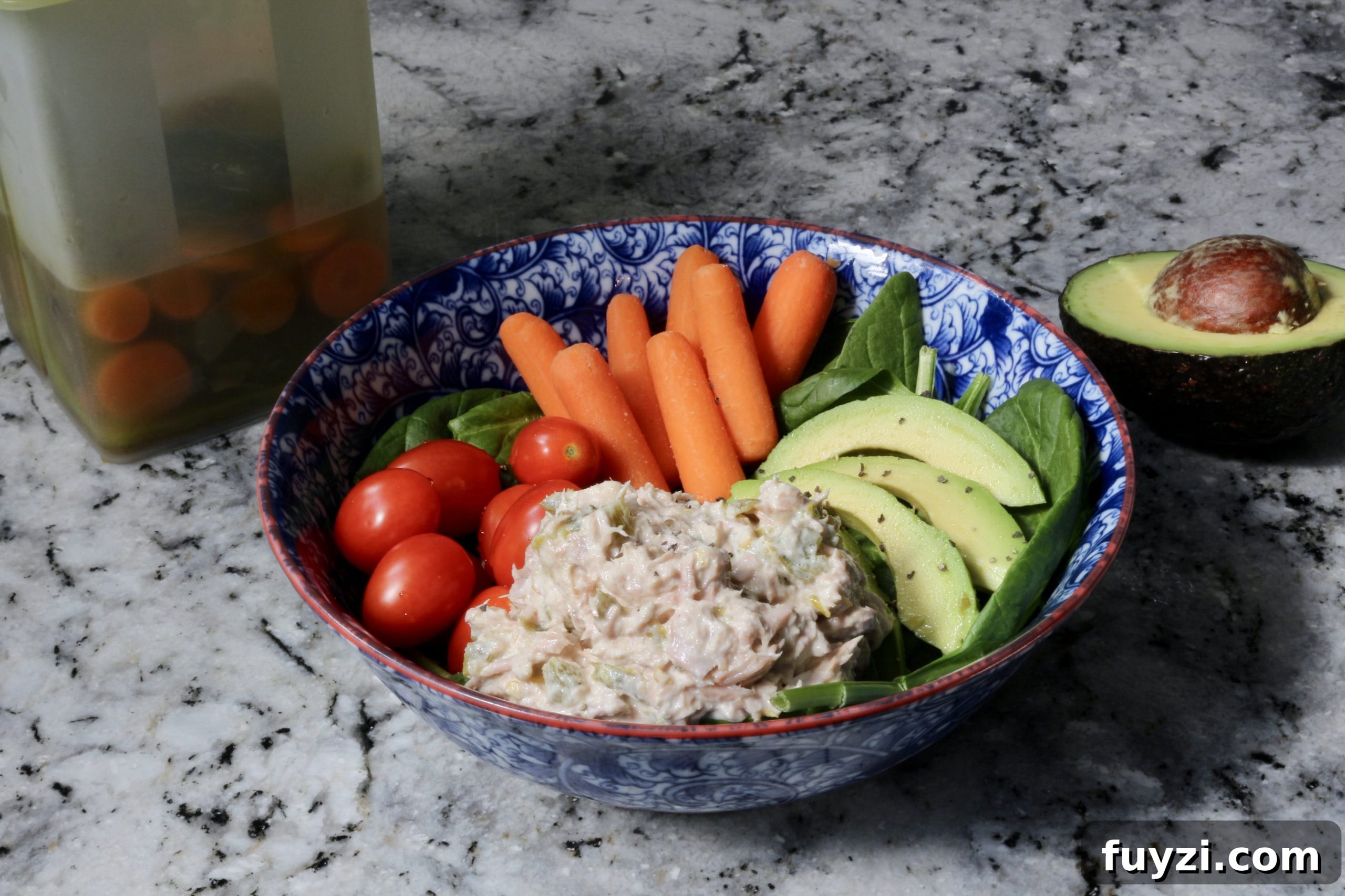 easy Whole30 tuna salad lunch bowl #tunasalad #easylunch #whole30lunch