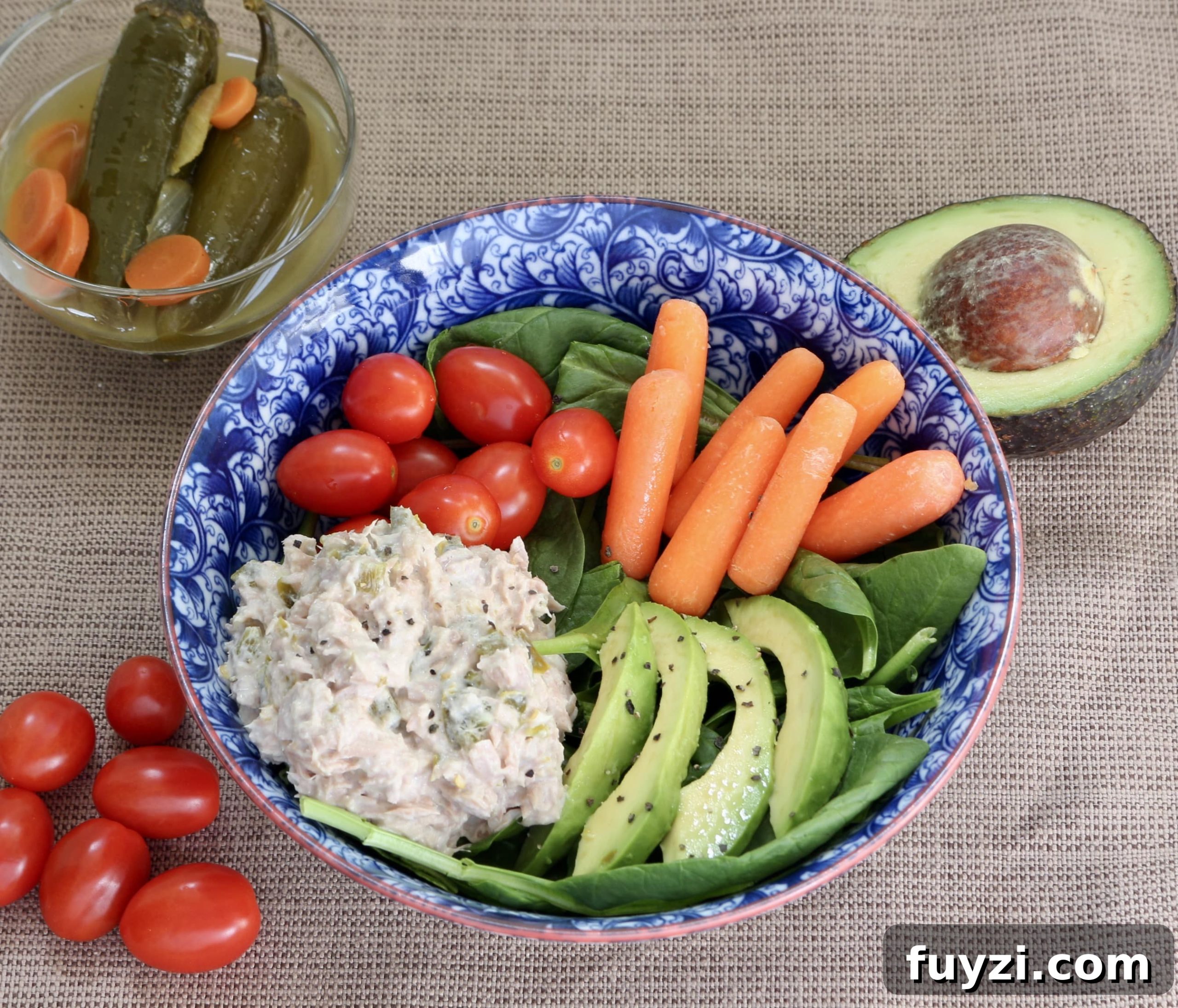 easy Whole30 tuna salad lunch bowl #tunasalad #easylunch #whole30lunch