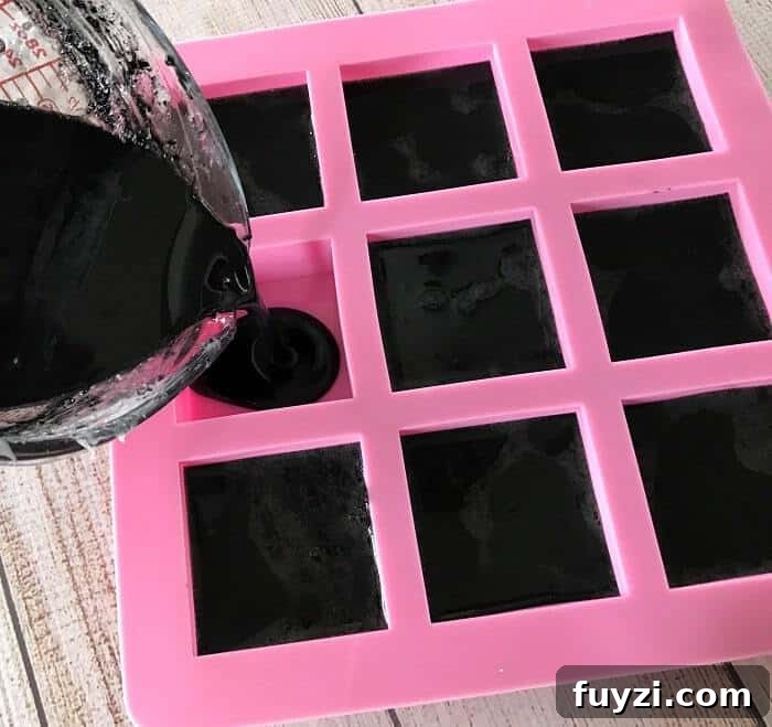 Easy DIY peppermint & charcoal detox soap recipe with peppermint essential oil. Helps increase circulation, unclogs pores, remove impurities, fight acne, and improve the health of your skin. {essential oils for skin, acne, faces, tightening, skincare, Young Living, doTERRA, activated charcoal, melt and pour soap} #essentialoils #essentialoilrecipes #essentialoilDIY #naturalDIY #essentialoilsoap #charcoalsoap #facesoap #charcoalfacesoap #peppermintessentialoil #homemadesoap