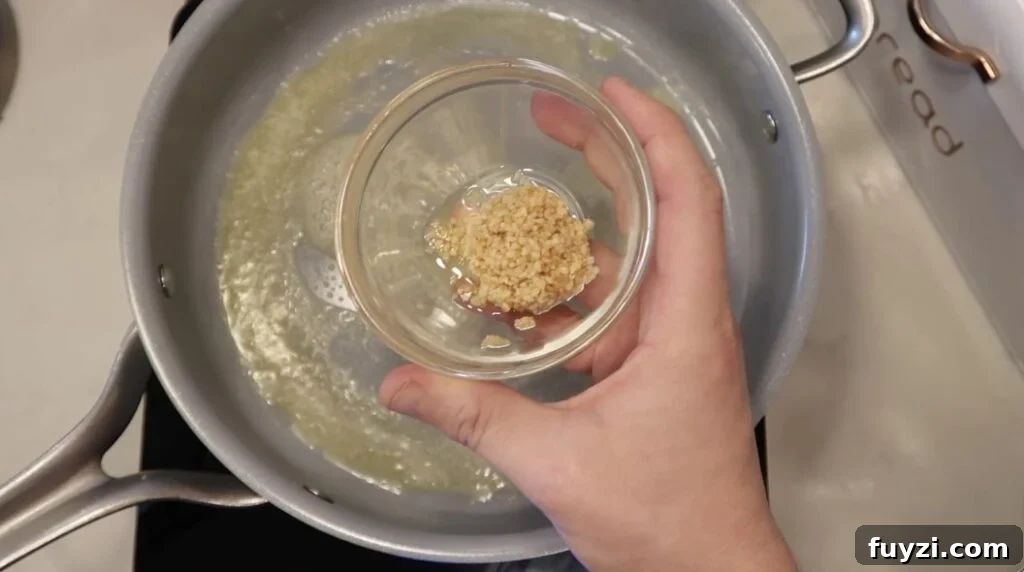 Silky Garlic Cream Sauce Recipe for Pasta and Chicken 5 Minced garlic