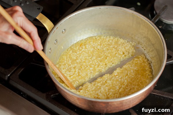 Cooking risotto in a pan, showing when to add more broth.